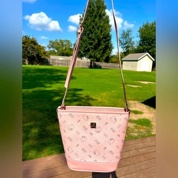 Hello Kitty Pink Crossbody Bundle - Picture 3 of 15